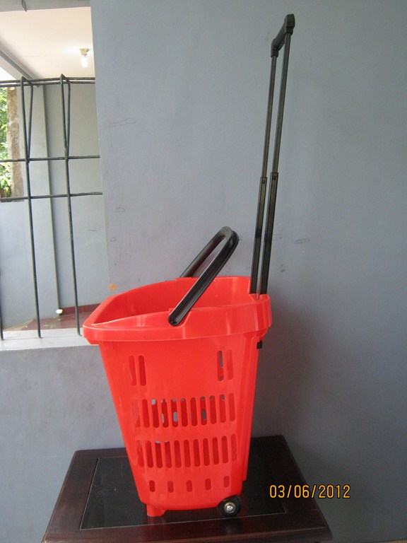KERANJANG BELANJA PLASTIK TARIK BERODA | www.jualrakminimarket.com KERANJANG BELANJA PLASTIK TARIK BERODA | www.jualrakminimarket.com