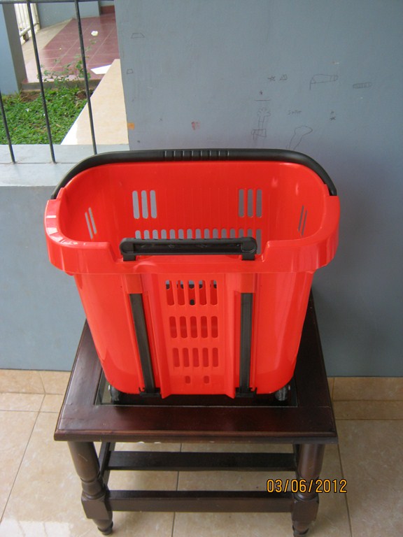 KERANJANG BELANJA PLASTIK TARIK BERODA | www.jualrakminimarket.com KERANJANG BELANJA PLASTIK TARIK BERODA | www.jualrakminimarket.com